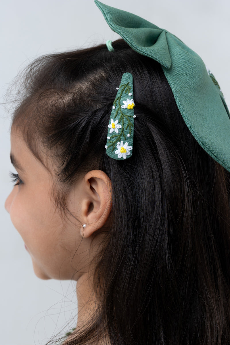 Forest daffodil set of bow and tic tac