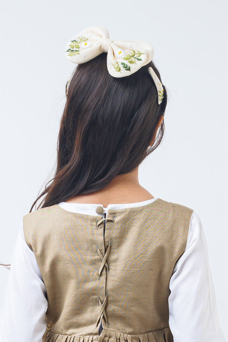 Butterscotch garden set of bow and tic tac set
