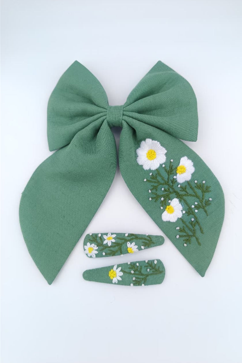 Forest daffodil set of bow and tic tac