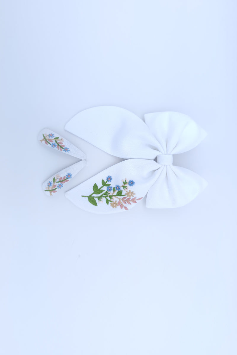 Chalk bloom bow and tic tac set