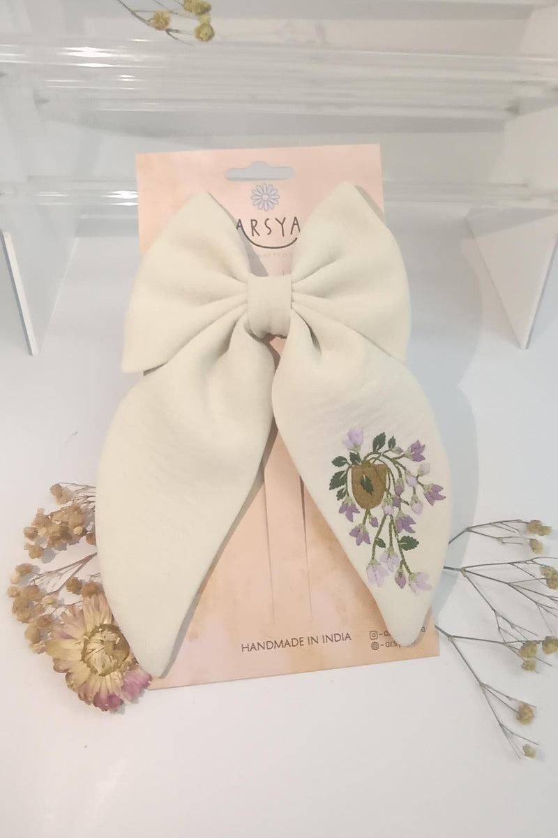 Sand lily bow