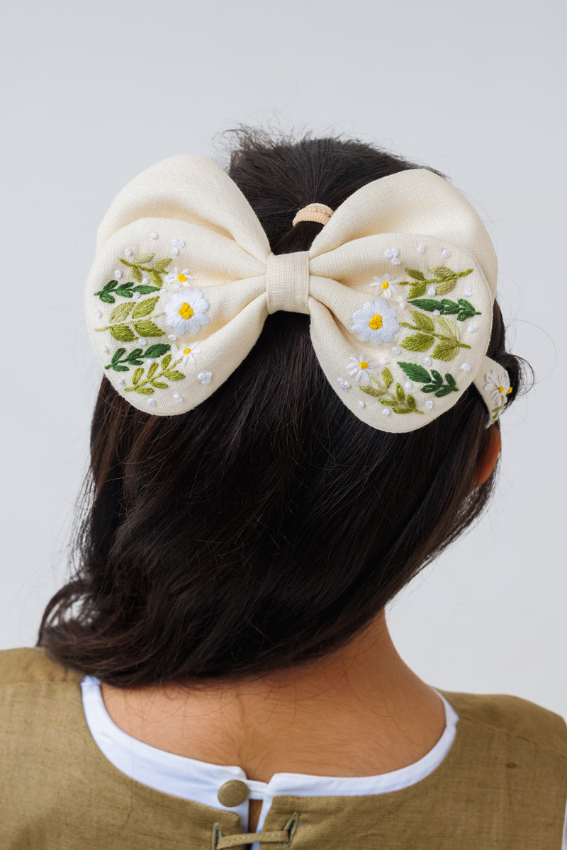 Butterscotch garden set of bow and tic tac set