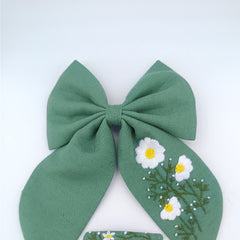 Forest daffodil set of bow and tic tac