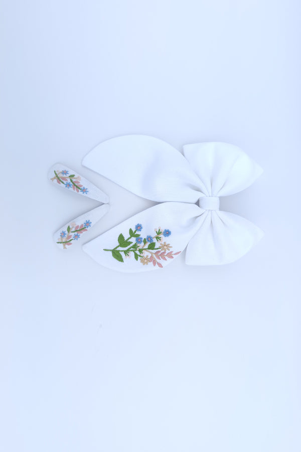 Chalk bloom bow and tic tac set